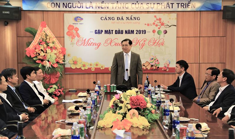 Chủ tịch UBND TP.Đà Nẵng Huỳnh Đức Thơ (đứng) khẳng định Cảng Đà Nẵng đã có những đóng góp quan trọng cho sự phát triển công nghiệp địa phương