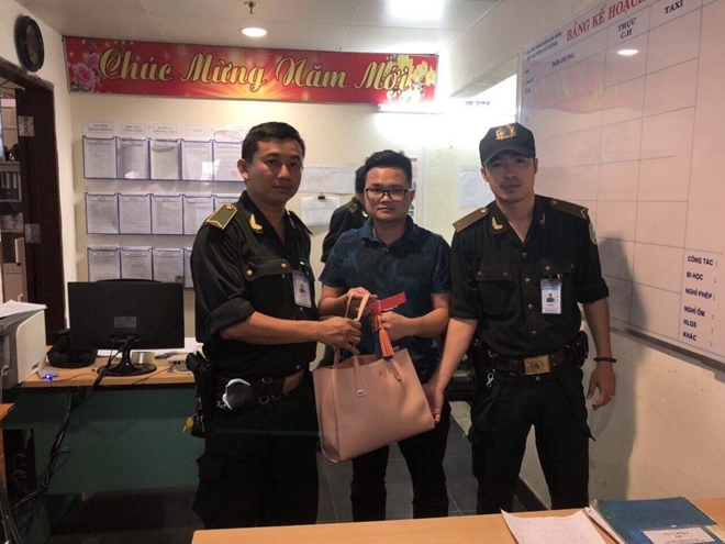 An ninh hàng không Đà Nẵng bàn giao lại tài sản bị tài xế taxi chiếm đoạt cho hành khách.
