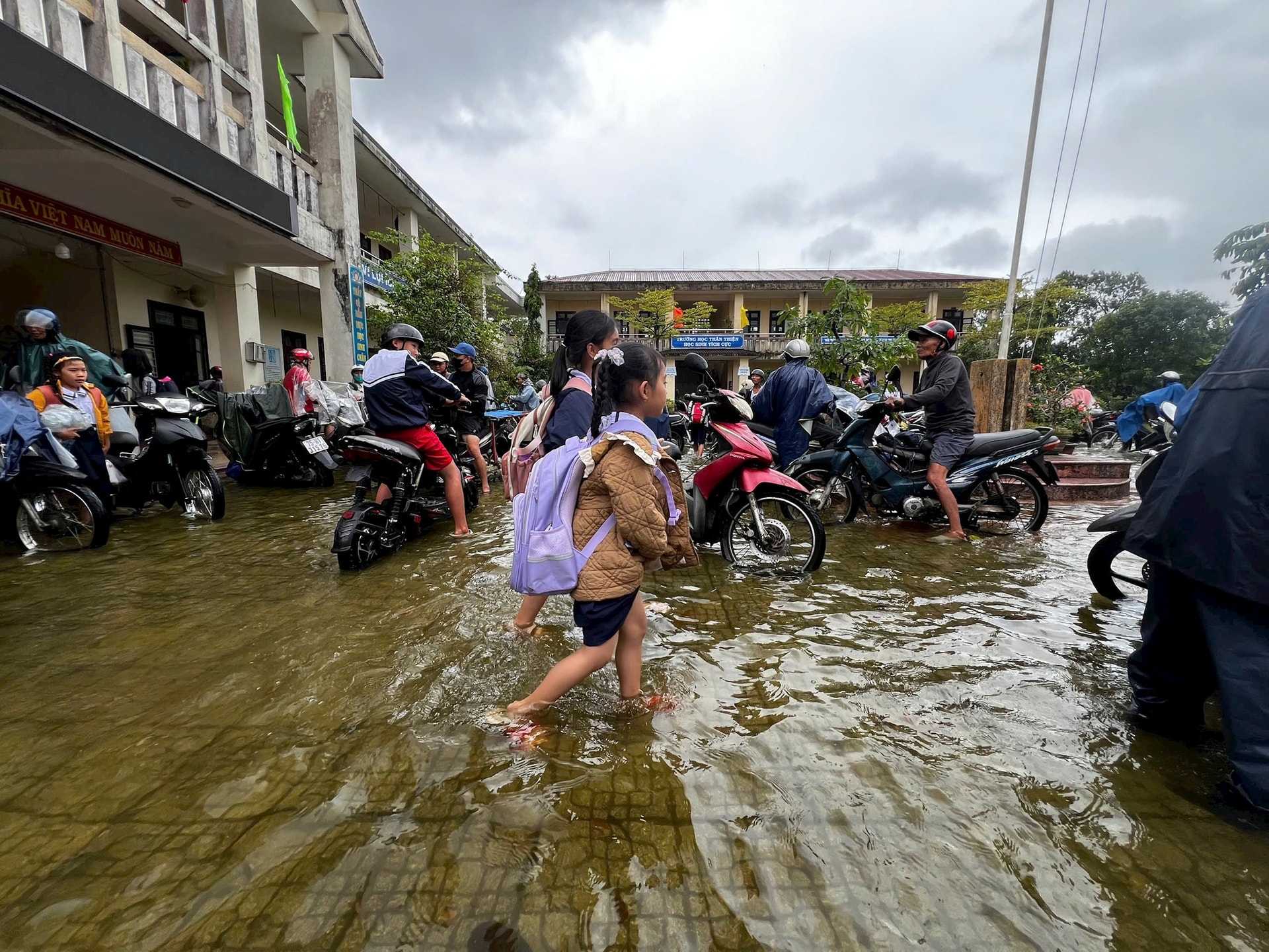Mưa lũ phức tạp, Huế cho học sinh nghỉ học đến khi có thông báo mới