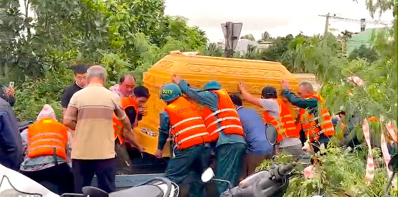 Xúc động hình ảnh bộ đội giúp dân an táng giữa mưa lũ ở Đà Nẵng