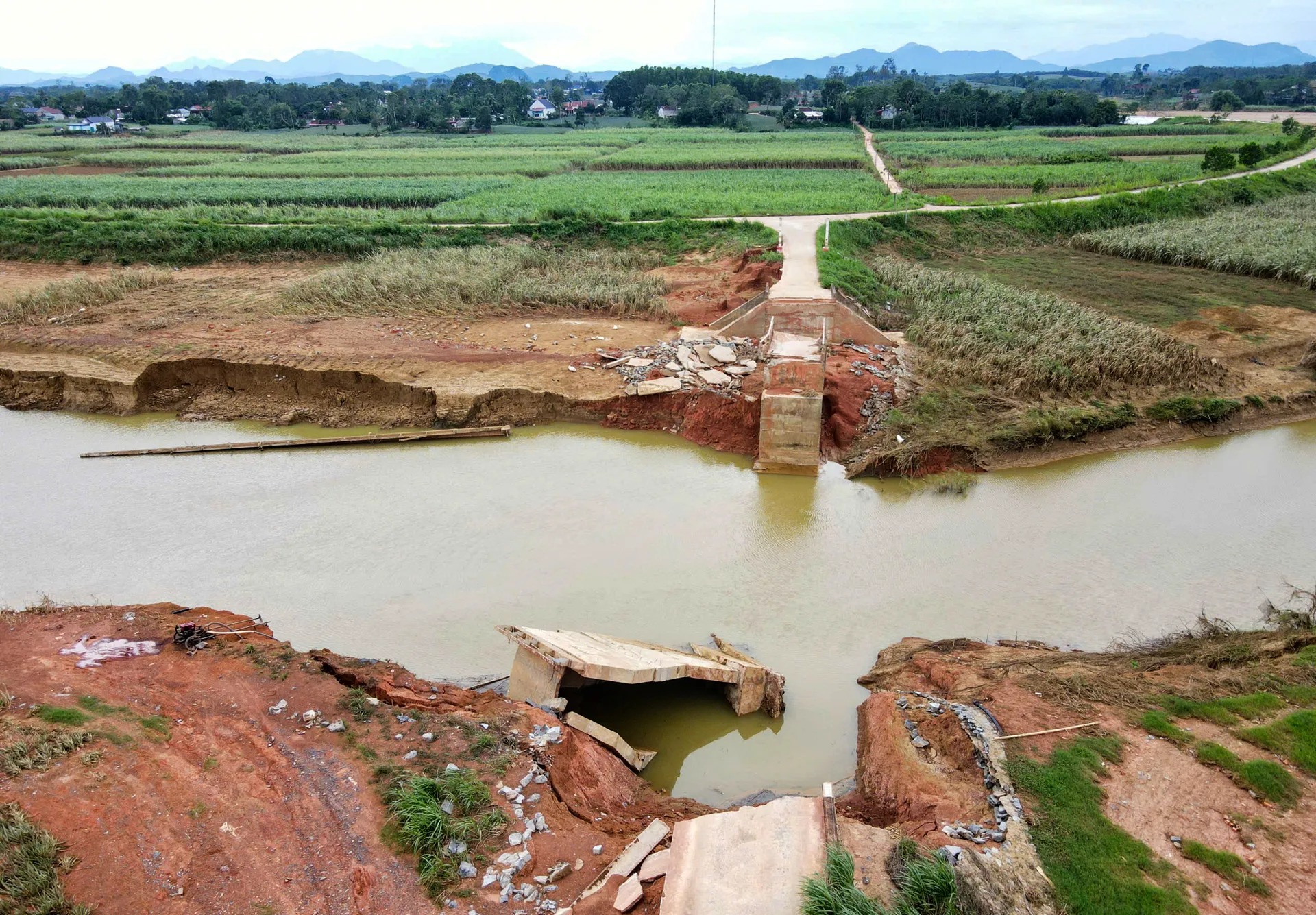 Cầu sập sau bão, gần 300 học sinh Thanh Hóa lội đường vòng đến lớp