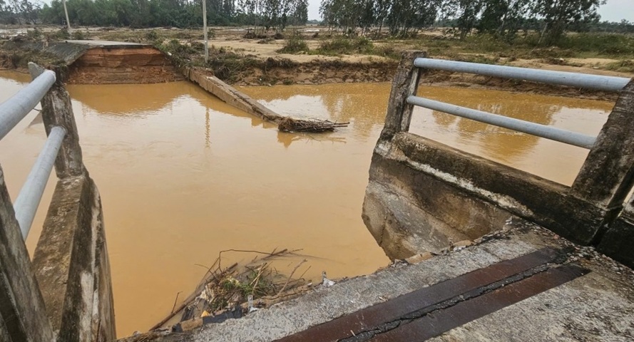 Sập mố cầu Bà Ngân bắc qua sông Thu Bồn, giao thông bị chia cắt