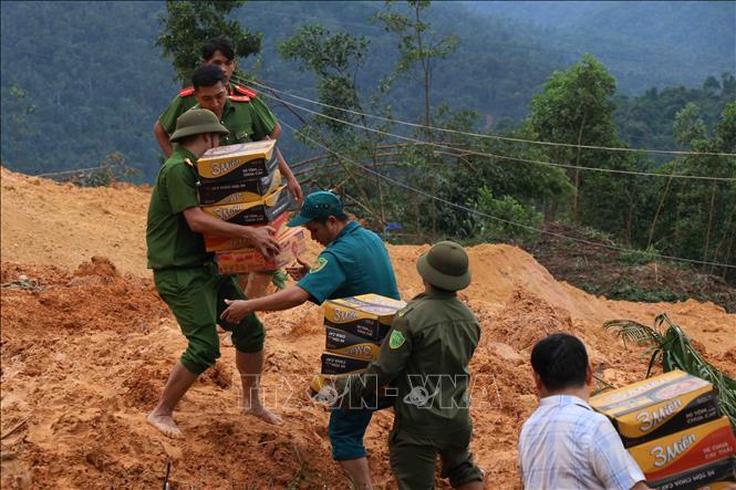 Băng rừng, vượt sông mang lương thực đến cho đồng bào bị cô lập do mưa lũ, sạt lở