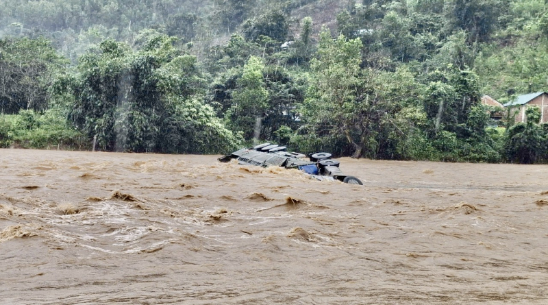 Cố vượt ngầm tràn khi lũ dâng nhanh, xe container bị cuốn trôi, tài xế mất tích