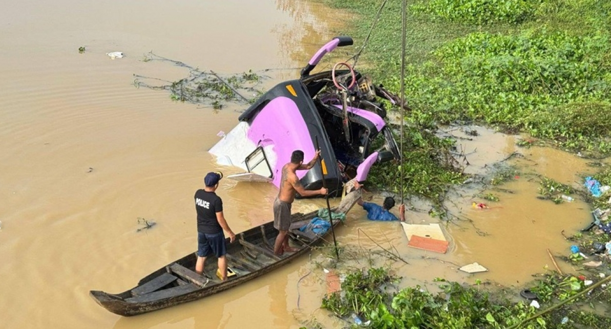 Thảm kịch tai nạn xe buýt ở Campuchia khiến 13 người thiệt mạng