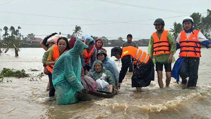 Bộ Chính trị, Ban Bí thư lập 5 đoàn công tác chỉ đạo khắc phục hậu quả mưa lũ miền Trung