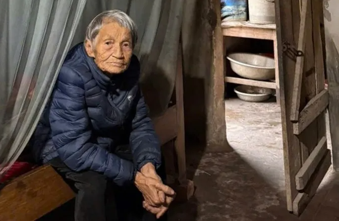 Người mẹ nghèo 93 tuổi chăm con khuyết tật bị bỏng nặng