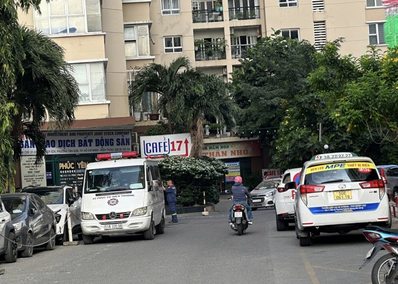 Người phụ nữ rơi từ sân thượng chung cư xuống đất tử vong