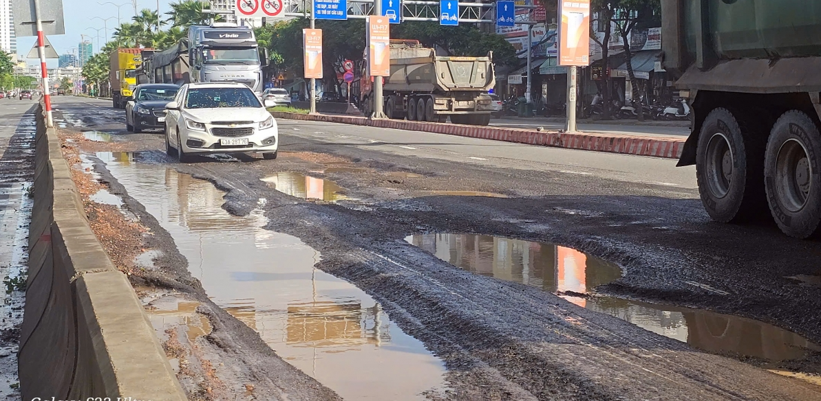 Mặt đường Quốc lộ 14B qua trung tâm TP Đà Nẵng nát như ruộng cày