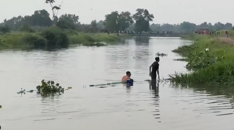 Chơi đùa cạnh rạch Bến Bà Mai, hai thiếu niên bị nước cuốn trôi