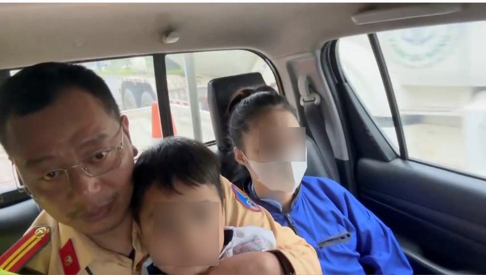 CSGT Đà Nẵng dùng xe đặc chủng đưa cháu bé bị rắn cắn đi cấp cứu kịp thời