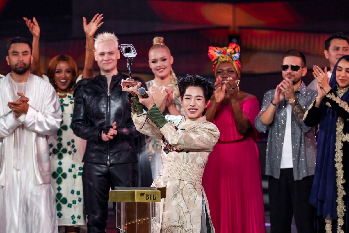 Đức Phúc lần đầu kể chuyện khóc trong nhà vệ sinh ở Intervision 2025