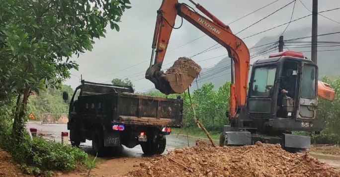 Đà Nẵng: Mưa lớn làm nhiều tuyến đường giao thông bị ảnh hưởng, mất an toàn