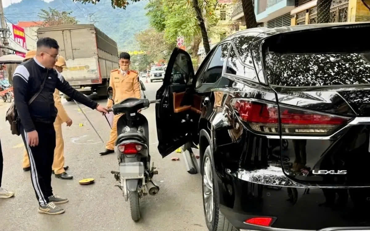 Khởi tố tài xế Lexus mở cửa xe gây tai nạn, khiến cháu bé 5 tuổi tử vong