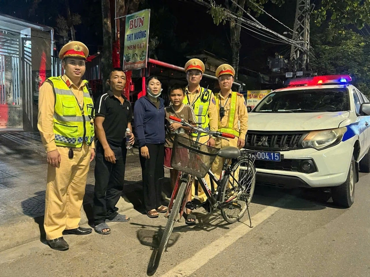 Cháu bé lạc đường đạp xe 150km từ Hà Tĩnh vào Quảng Trị giữa đêm khuya