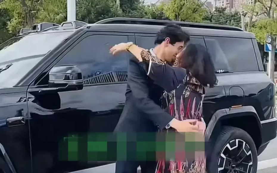 Chàng tiếp viên 26 tuổi kết hôn với nữ đại gia U50, dung mạo cô dâu khiến nhiều người bất ngờ