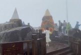 Du khách thích thú khi chứng kiến tuyết rơi trên đỉnh Fansipan sau lễ Giáng sinh