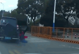Clip: Thót tim khoảnh khắc bé gái bất ngờ rơi khỏi ô tô đang chạy