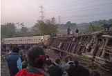 Tàu tốc hành trật bánh ở Ấn Độ, hàng chục người thương vong