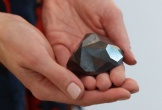 Sắp đấu giá viên kim cương đen quý hiếm đến từ ngoài Trái Đất