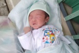 Bé gái sơ sinh bị bỏ rơi tại sân bóng ở Tây Ninh