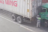 Đứng sau container, người đàn ông bị xe tải tông tử vong