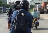 Người chồng có hành động ấm áp khi chở vợ bầu bằng xe máy khiến hội chị em 