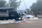 Cách lái xe ô tô đi qua vùng ngập nước an toàn, không chết máy