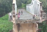 Clip: Nam thanh niên dừng xe máy trên cầu rồi bất ngờ nhảy xuống sông