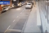Clip: Ô tô vượt đèn đỏ đâm trúng xe buýt, bé 5 tuổi văng xuống đường