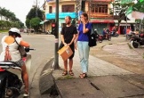 Quảng Nam: Hai người nước ngoài cầm bảng xin cứu giúp trên đường phố Tam Kỳ