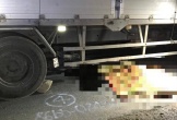 Xe máy bị cuốn vào gầm xe tải sau tai nạn, 2 người thương vong