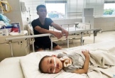 Bé 5 tuổi bại não bị bệnh viện trả, ông bố đơn thân ôm con cầu cứu khắp nơi