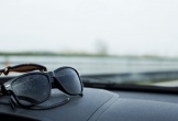 Có nên đeo kính râm khi lái xe?