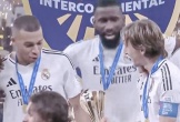 Hành động đẹp của Modric với Mbappe