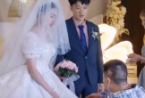 Phù rể đột nhiên quỳ xuống cầu hôn cô dâu giữa đám cưới khiến chú rể tái mặt: Camera ghi lại cảnh ngỡ ngàng