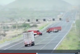 Clip: Ô tô tông vào xe tải quay đầu trên cao tốc khiến 6 người tử vong