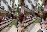 Cô gái lao ra giữa cà phê đường tàu Hà Nội, bất chấp còi hú inh ỏi: Clip khiến nhiều người khó hiểu