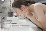 Rửa mặt khi tắm có hại gì?