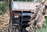 Xe tải chở gỗ keo lao xuống vực sâu, 2 người tử vong