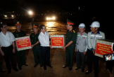Bí Thư Đà Nẵng tặng quà công nhân làm ca 3 tại Dự án cảng Liên Chiểu
