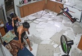 Hai anh em thót tim khi mảng trần nhà đổ sập