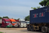 Bãi xe container cày xới, đe dọa khu dân cư