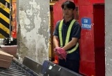 Nhân viên hãng hàng không lục hành lý ký gửi tại sân bay Tân Sơn Nhất, trộm 50 triệu đồng