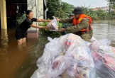 Giữa tâm lũ, người Đà Nẵng nhường nhau từng suất quà
