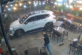 Clip: Thanh niên lao ô tô vào quán nhậu sau mâu thuẫn, 1 người tử vong