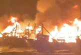 Tàu cá Đà Nẵng bất ngờ bốc cháy, 55 thuyền viên nhảy xuống biển thoát thân