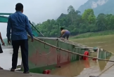 Đò chở học sinh đi học bị lật trên sông Mã