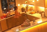 Sốc khi người giúp việc dùng giẻ lau nước bẩn vắt vào đồ uống của chủ nhà