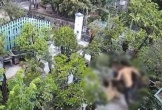 Phẫn nộ clip chồng rượt đuổi, đánh đập dã man mặc cho người vợ liên tục gào khóc van xin ngay trong sân vườn